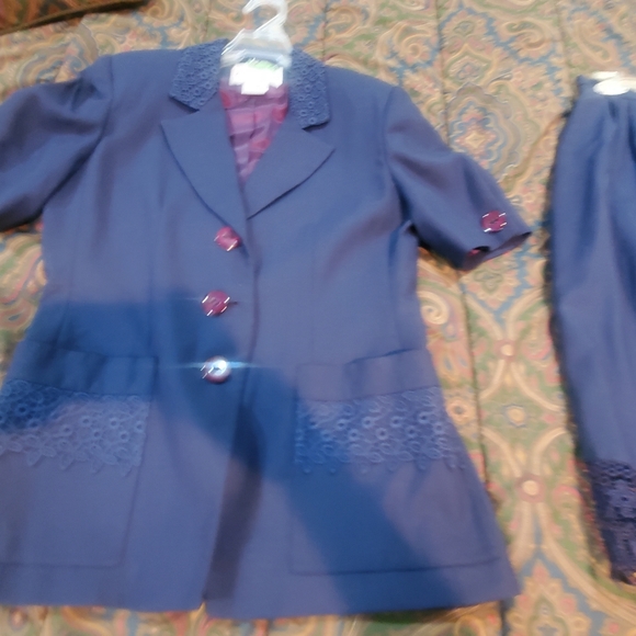 SUIT- Jacket and skirts-two pieces by Oleg Cassini! - Picture 4 of 7